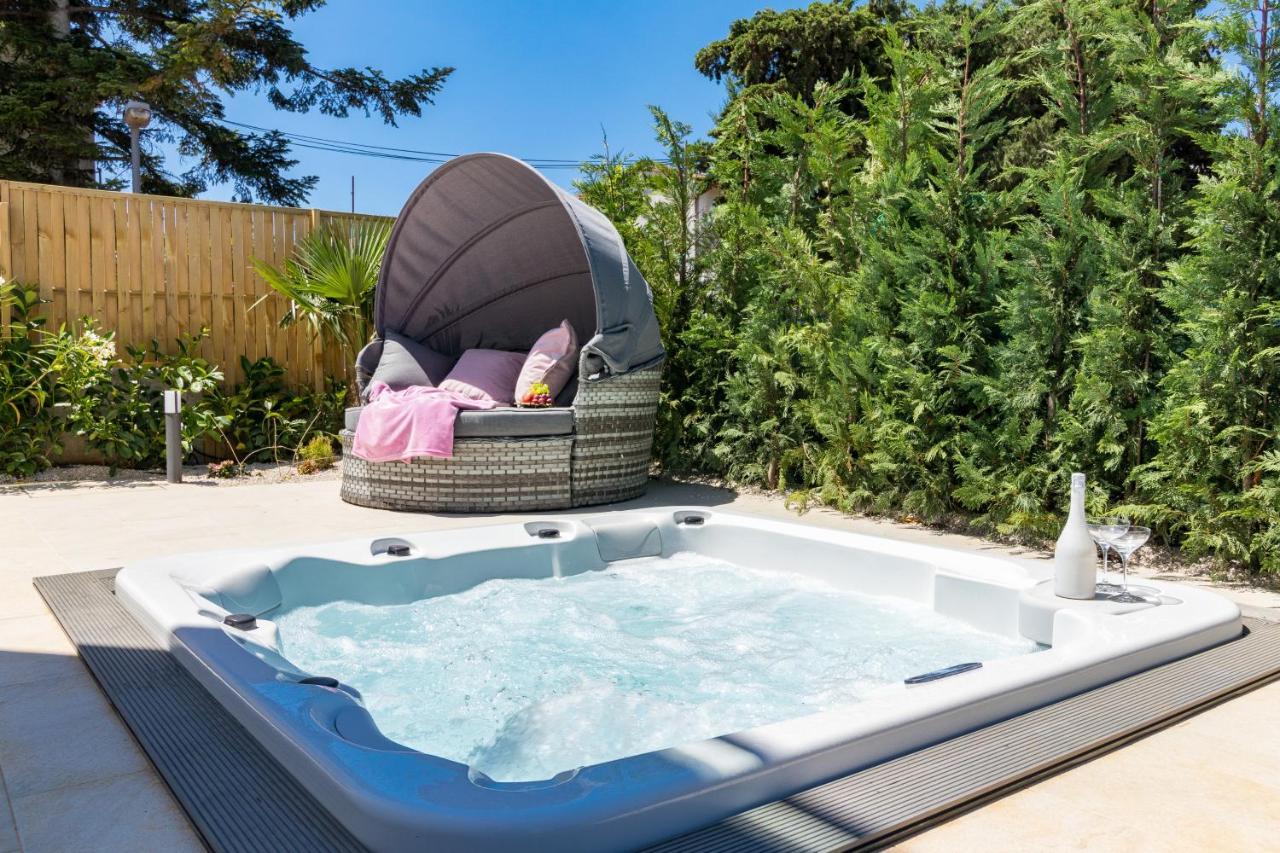 Villa Elena Deluxe Mit Whirlpool Und Beheiztem Pool Am Meer Und Wunderschoenen Blick Auf Die Brijuni Inseln 法扎纳 外观 照片