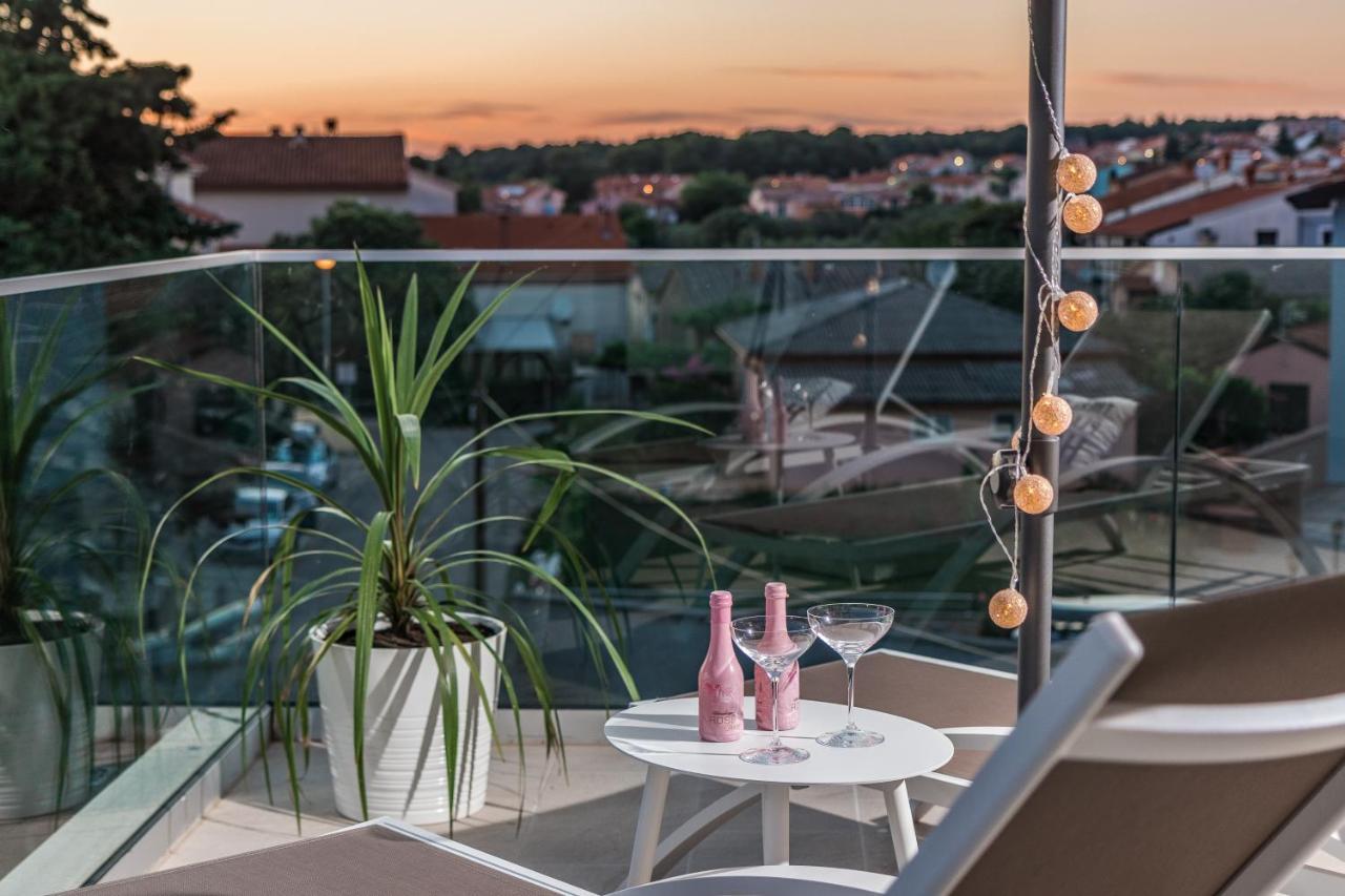Villa Elena Deluxe Mit Whirlpool Und Beheiztem Pool Am Meer Und Wunderschoenen Blick Auf Die Brijuni Inseln 法扎纳 外观 照片