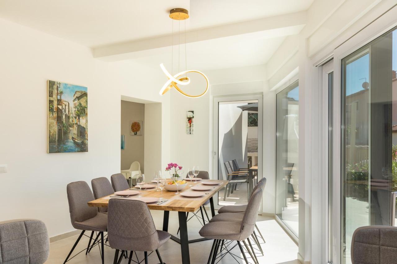 Villa Elena Deluxe Mit Whirlpool Und Beheiztem Pool Am Meer Und Wunderschoenen Blick Auf Die Brijuni Inseln 法扎纳 外观 照片