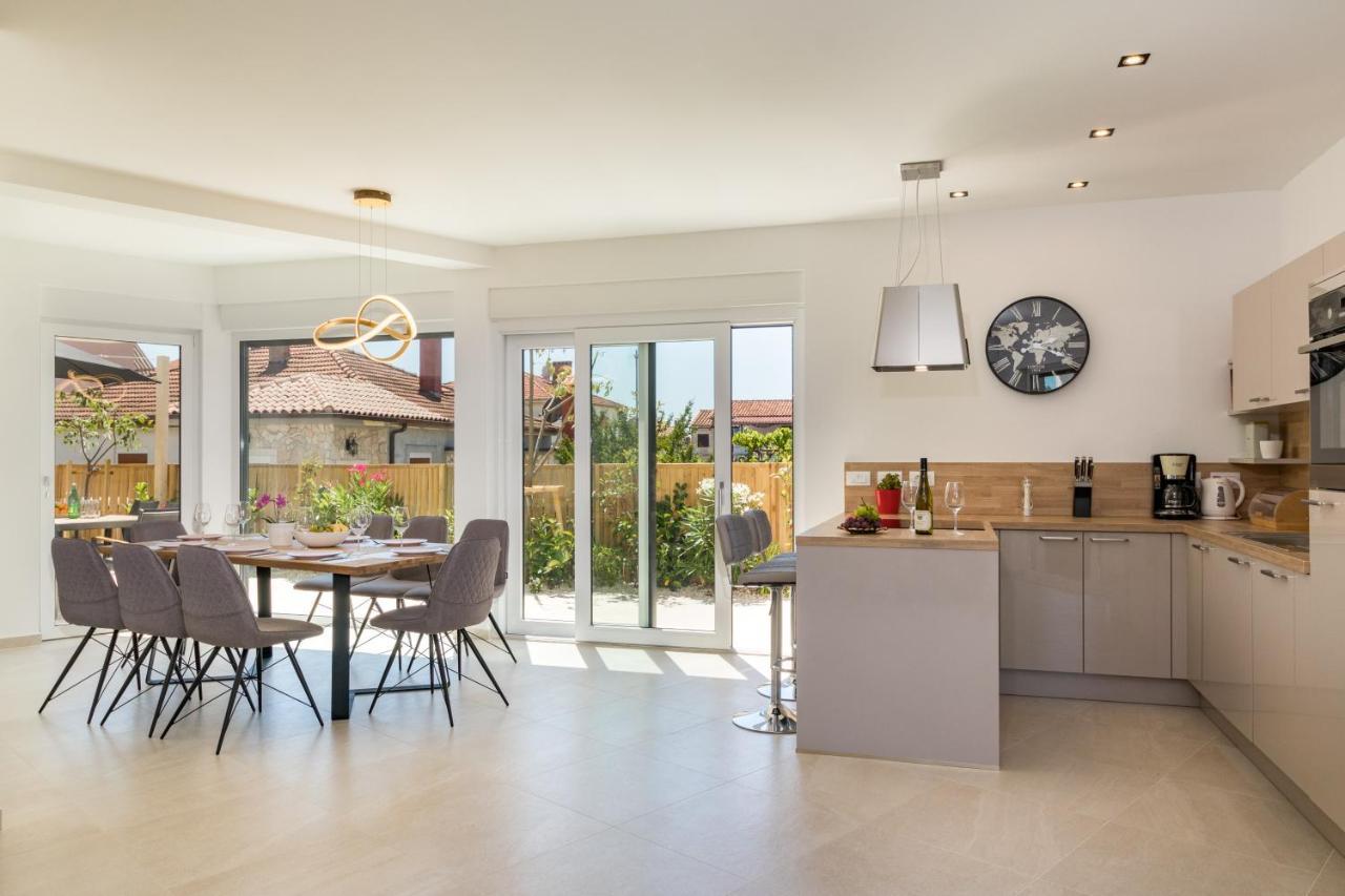 Villa Elena Deluxe Mit Whirlpool Und Beheiztem Pool Am Meer Und Wunderschoenen Blick Auf Die Brijuni Inseln 法扎纳 外观 照片