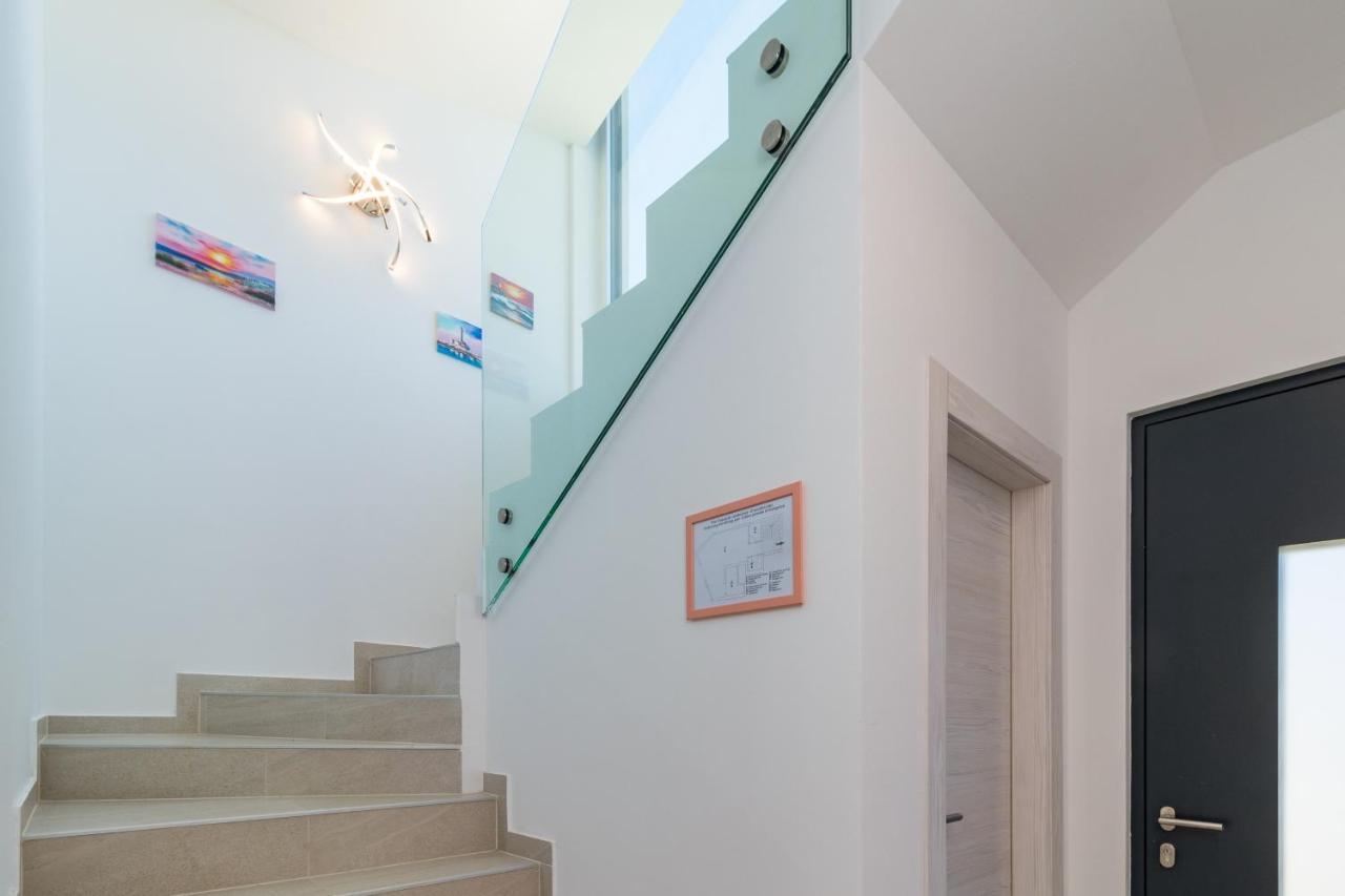 Villa Elena Deluxe Mit Whirlpool Und Beheiztem Pool Am Meer Und Wunderschoenen Blick Auf Die Brijuni Inseln 法扎纳 外观 照片