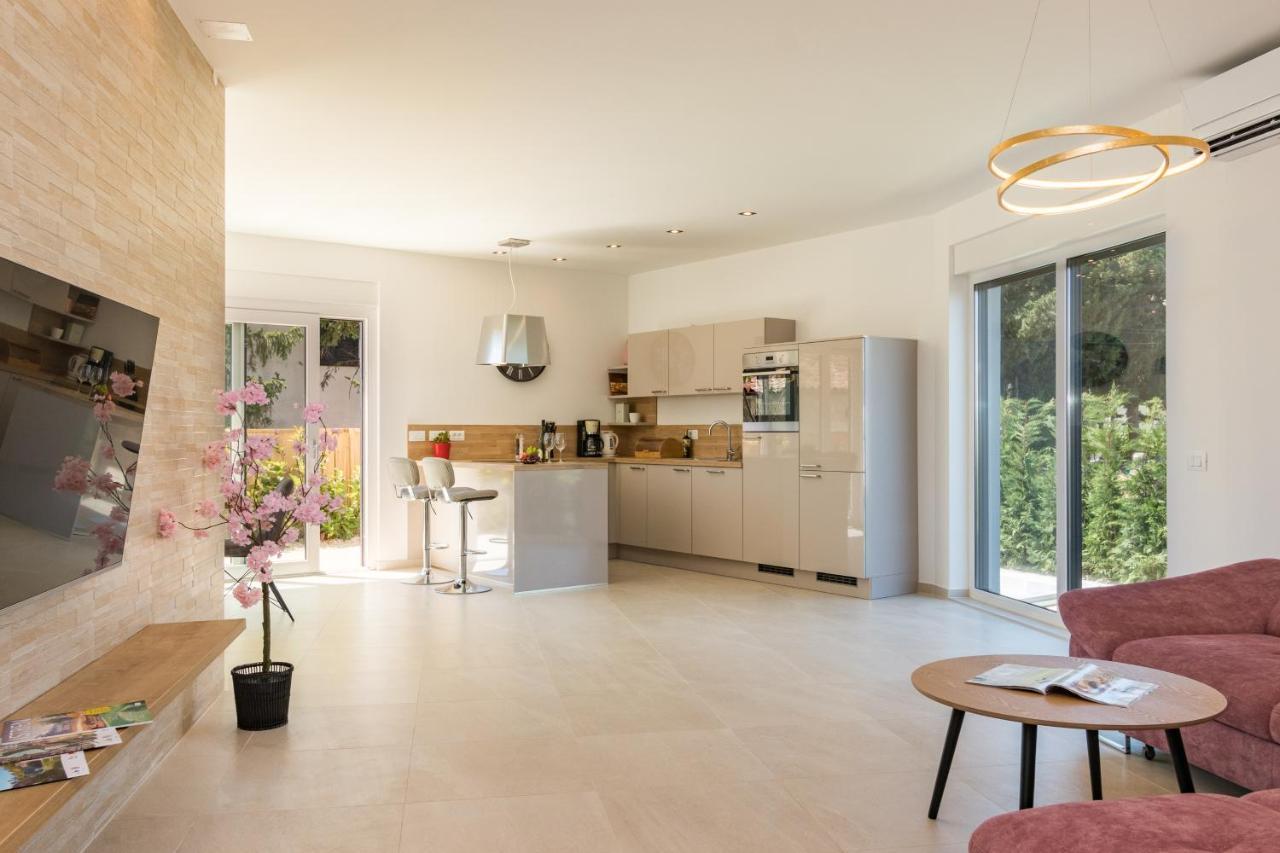 Villa Elena Deluxe Mit Whirlpool Und Beheiztem Pool Am Meer Und Wunderschoenen Blick Auf Die Brijuni Inseln 法扎纳 外观 照片