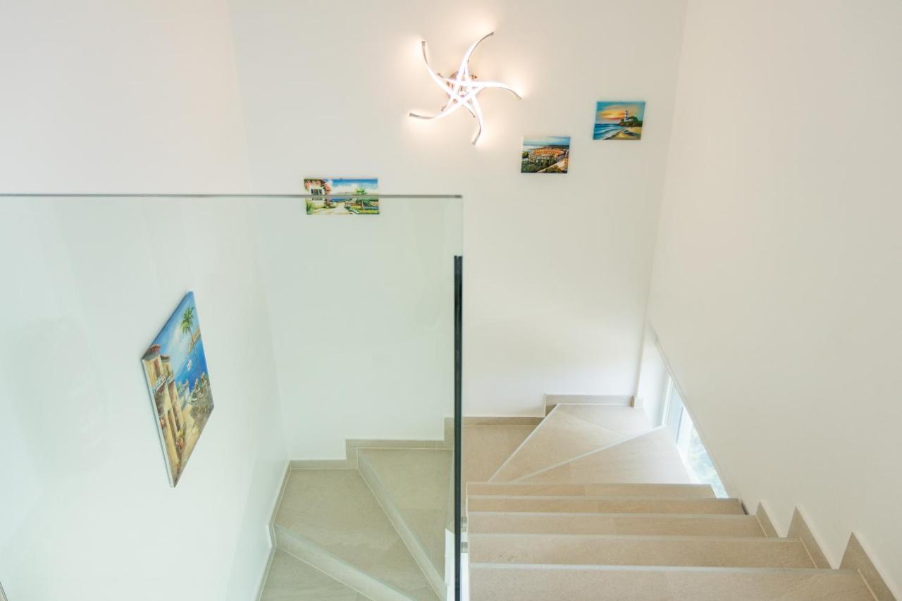 Villa Elena Deluxe Mit Whirlpool Und Beheiztem Pool Am Meer Und Wunderschoenen Blick Auf Die Brijuni Inseln 法扎纳 外观 照片