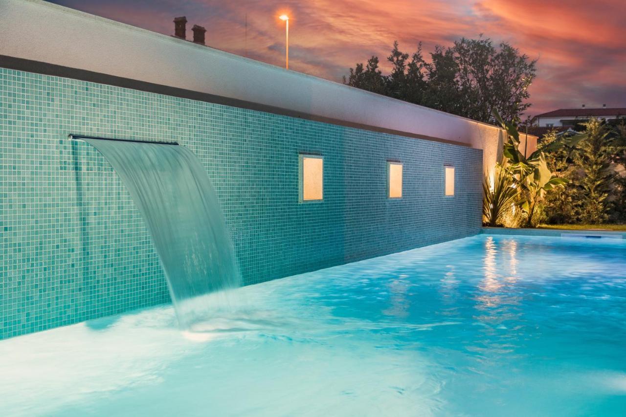 Villa Elena Deluxe Mit Whirlpool Und Beheiztem Pool Am Meer Und Wunderschoenen Blick Auf Die Brijuni Inseln 法扎纳 外观 照片