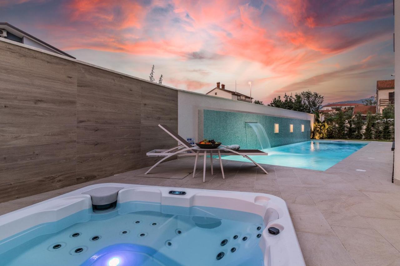 Villa Elena Deluxe Mit Whirlpool Und Beheiztem Pool Am Meer Und Wunderschoenen Blick Auf Die Brijuni Inseln 法扎纳 外观 照片